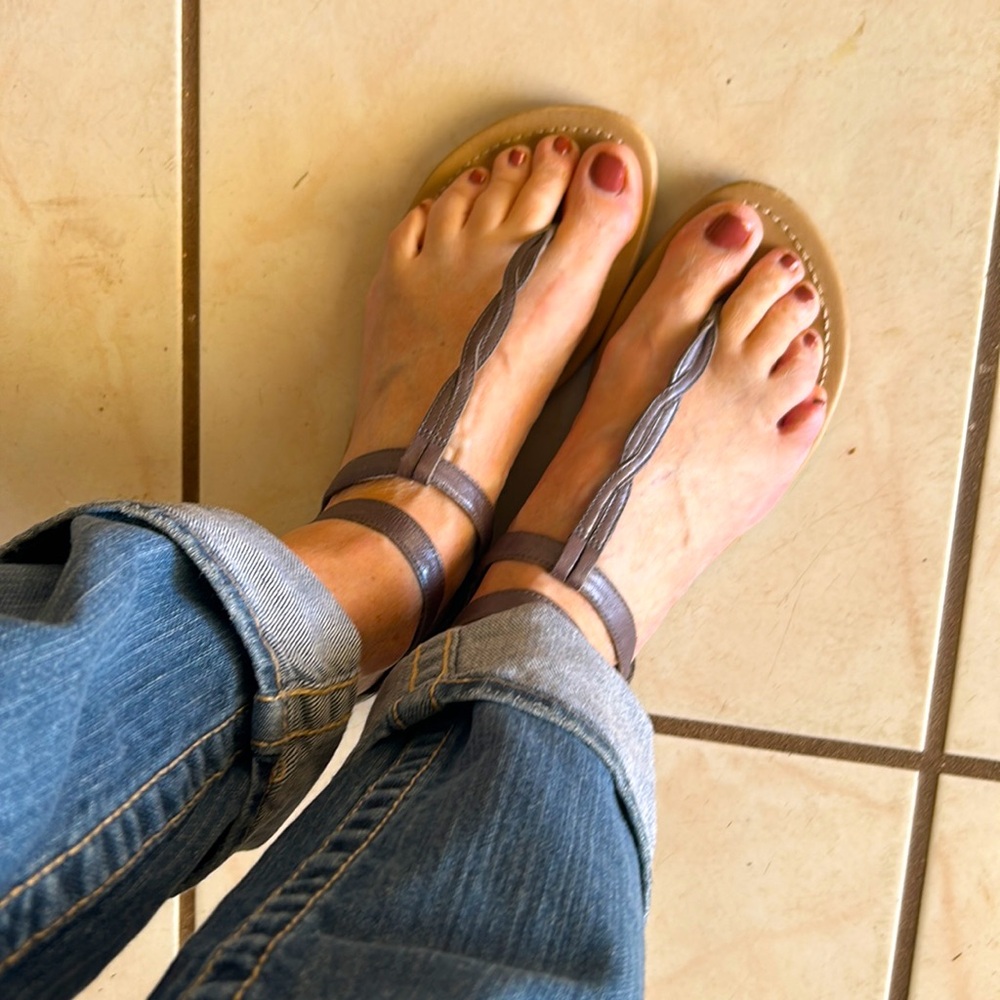 UGG LEATHER T-Strap SANDALS! Strappy ankle. Taupe/Dark Gray 9.5 GREAT Condition!